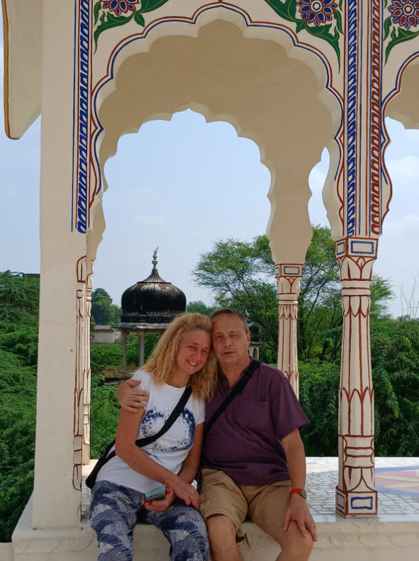 Valter e Daniela sotto un chhatri dipinto in Rajasthan