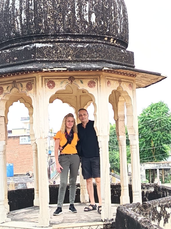 Valter e Daniela in un padiglione storico in Rajasthan